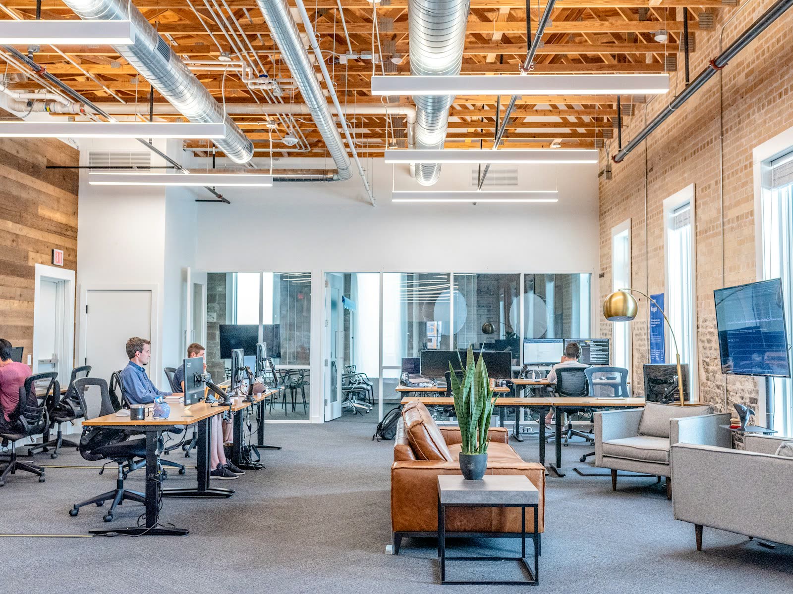 Senior professional presenting a point of view to executives in a refined meeting room
